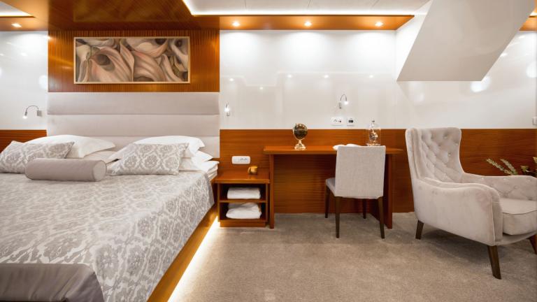 Ein geräumiges Zimmer mit Doppelbett, Nachtkonsole, Schreibtisch und Relax Lounge.